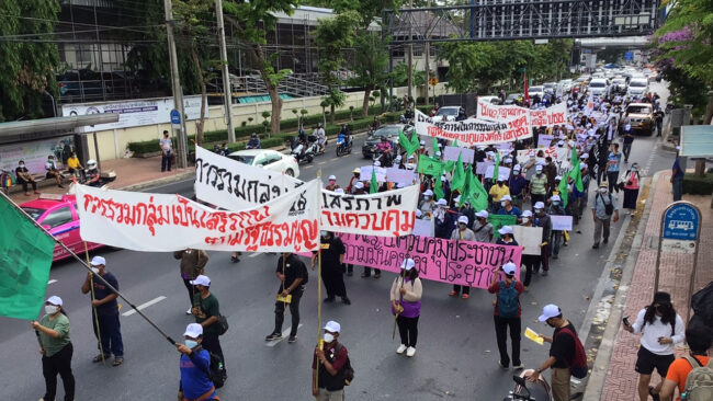 ค้าน ร่าง ก.ม. ควบคุมการรวมกลุ่มฯ ‘ภาคประชาชน’ ปักหลักหน้า พม.