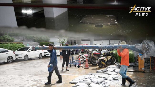 กู้ชั้นใต้ดินคอนโดฯ ย่านสะพานใหม่ หลังน้ำท่วมรถเกือบมิดคัน