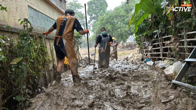 สู้ฝน - เคลียร์โคลน - ล้างบ้าน 'อาสากระจกเงา' ลุยฟื้นฟูชุมชนเกาะลอย เชียงราย