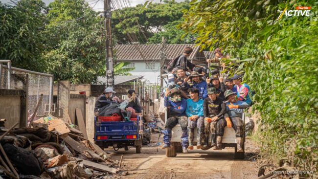 'เด็กบ้านกาญจนาฯ' ร่วมทีม 'กระจกเงา' อาสาช่วยชาวบ้าน ฟื้นฟูเชียงราย
