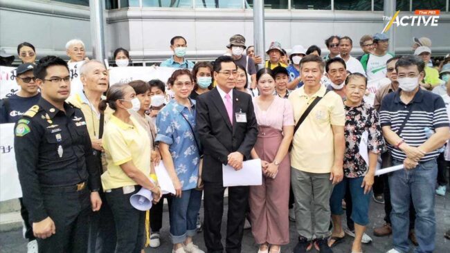 ประชาชน บุกร้องเรียน สภา กทม. พิจารณางบฯ 68