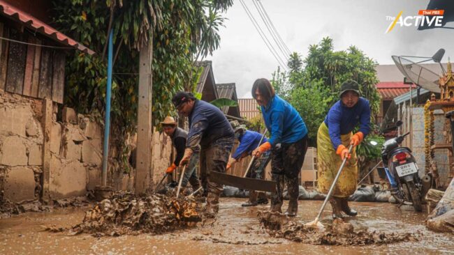 'อุเทนถวาย - บ้านกาญจนาฯ' หัวใจอาสา ล้างบ้าน จัดการโคลน