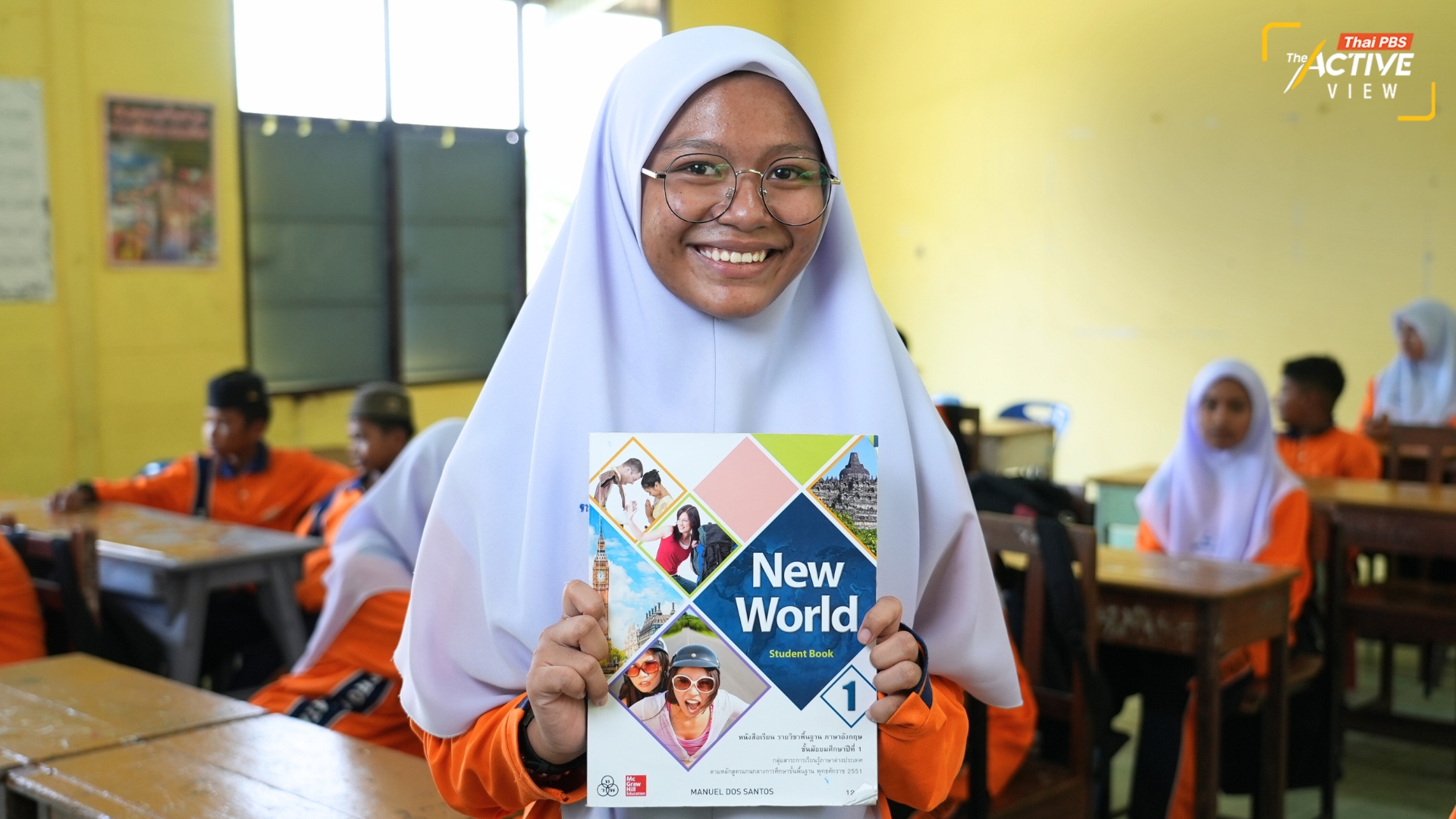 "ซามาเฮร์ ตือบิงหม๊ะ" ชั้น ม.1 หนังสือที่ชอบคือ "New World" สำหรับความฝันนั้นอยากเป็น "นักบิน" เธอเล่าว่า เกิดที่เมกกะ ตอนเด็ก ๆ พูดภาษาอาหรับก่อน จากนั้นก็ภาษาอังกฤษ ภาษาไทย แล้วก็ภาษามลายู แต่ที่ถนัดที่สุดคืออาหรับเพราะพูดได้คล่องและมั่นใจ ส่วนภาษาไทยยังอาย ไม่กล้าพูด... “หนูอยากเป็นนักบิน เพราะอยากไปทั่วโลก อยากรู้จักผู้คนจากหลายประเทศ หนูคิดว่าถ้าอยากเป็นนักบิน ต้องตั้งใจเรียน ทำงานส่งทุกครั้ง ถ้าไม่เข้าใจก็ถามครู ถามเพื่อนได้”... “My favorite book is English book. I can understand every single word in this. Thai book I don’t understand any word. If there is a word that I don’t understand, I have to ask. Sometimes I ask too much, more than ten times.”