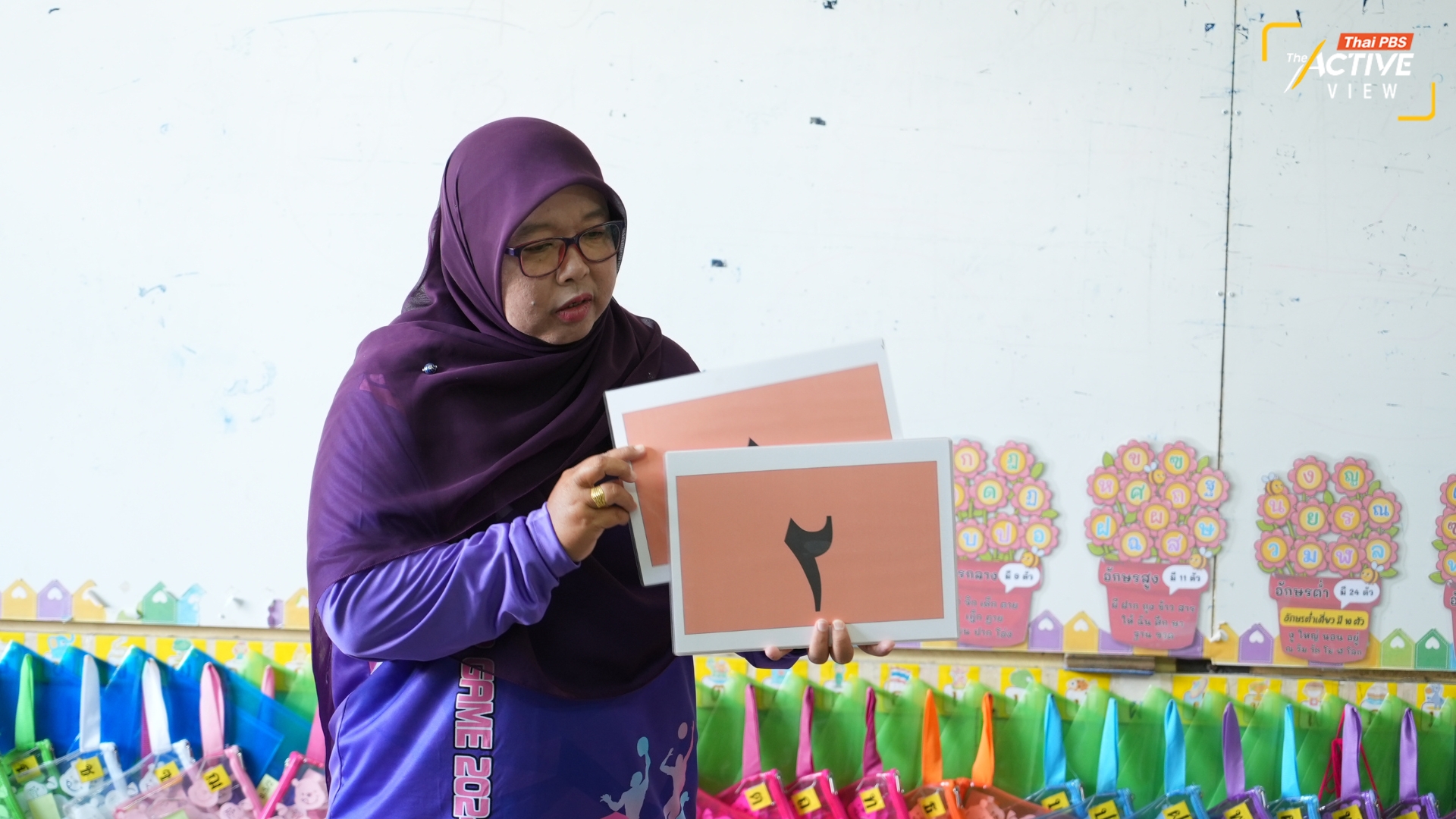 หลายโรงเรียนในพื้นที่สามจังหวัดชายแดนภาคใต้ ครูจะสอนภาษาอาหรับเพิ่มเติมไปด้วย เพื่อประโยชน์ในการศึกษาอัลกุรอ่าน
