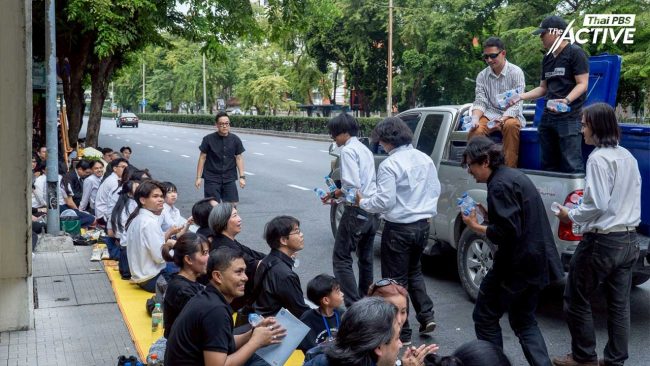 ‘คนรุ่นใหม่’ หัวใจเดียวกัน…น้อมส่งเสด็จฯ “แม่แห่งแผ่นดิน”