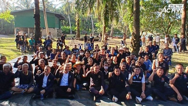 มท.2 ลงพื้นที่ชุมชนไทดำ สุราษฎร์ฯ สั่งผู้ว่าฯป้ายแดง เร่งเครื่องแก้ปม นสล. ทับชุมชน ลั่นต้องจบใน 4 เดือน