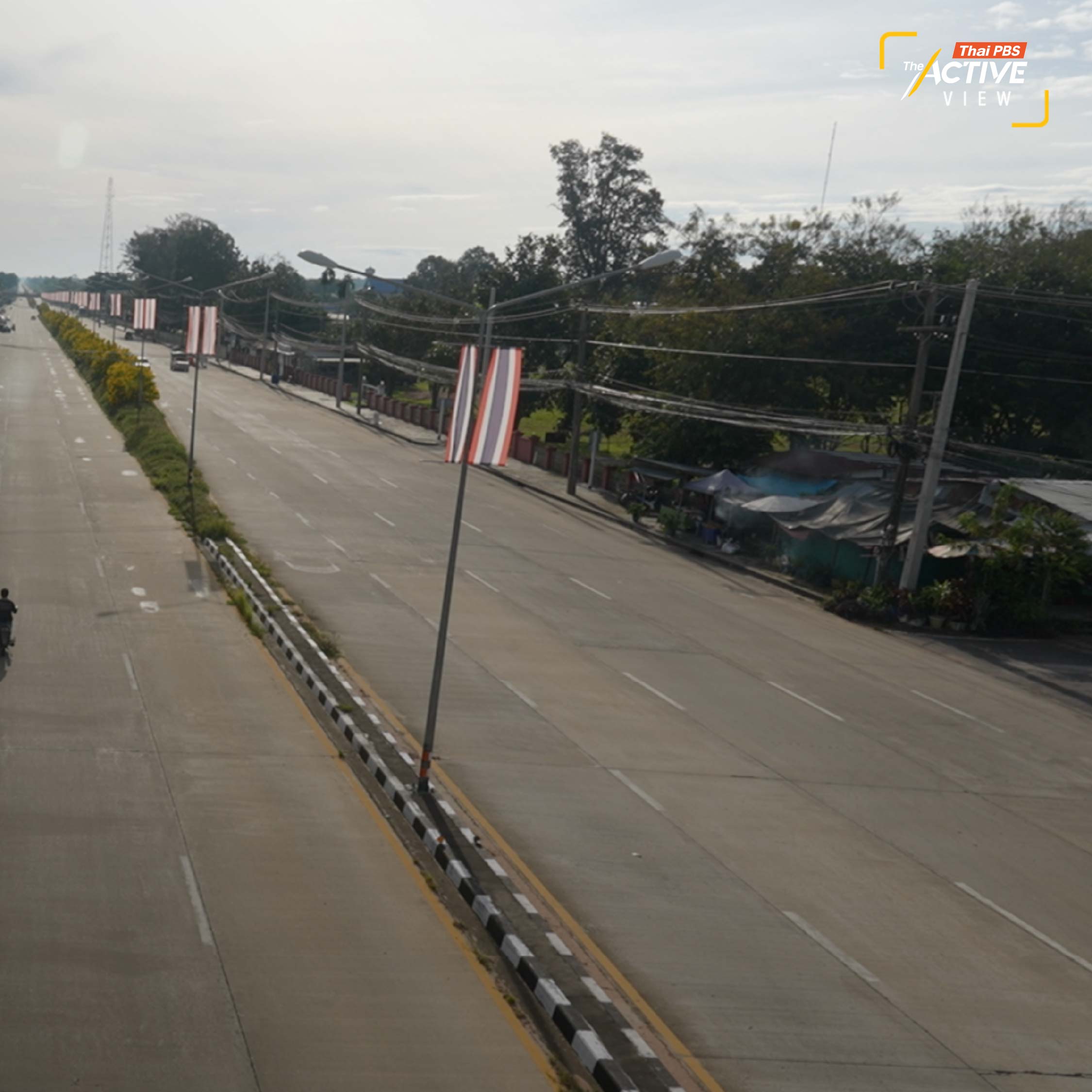 ช่วงบ่าย ๆ ของถนนเส้นผ่านหมู่บ้านกาบเชิง อ.กาบเชิง จ.สุรินทร์ มุ่งหน้าไปยังจุดผ่านแดนถาวรช่องจอม จากเดิมที่คราคร่ำไปด้วยรถขนส่งสินค้าระหว่างไทย-กัมพูชา แต่หลังเกิดเหตุปะทะ ตลอดระยะเวลานานกว่า 2 เดือน บรรยากาศที่นี่เงียบเหงาอย่างเห็นได้ชัด