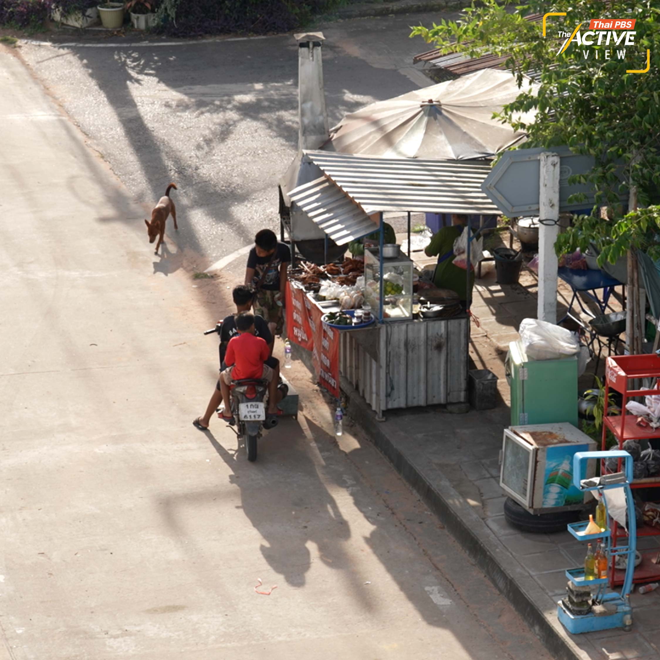 พื้นที่บ้านกาบเชิง หมู่ 17 อ.กาบเชิง จ.สุรินทร์ มีบริบทกึ่งชนบท กึ่งเมือง ชาวบ้านราว 10% ยึดอาชีพเกษตรกร ส่วนใหญ่ประกอบอาชีพค้าขาย ส่งผลให้เมื่อการจับจ่ายใช้สอยของประชาชน นักท่องเที่ยวลดลง จึงกระทบผู้คนจำนวนมาก