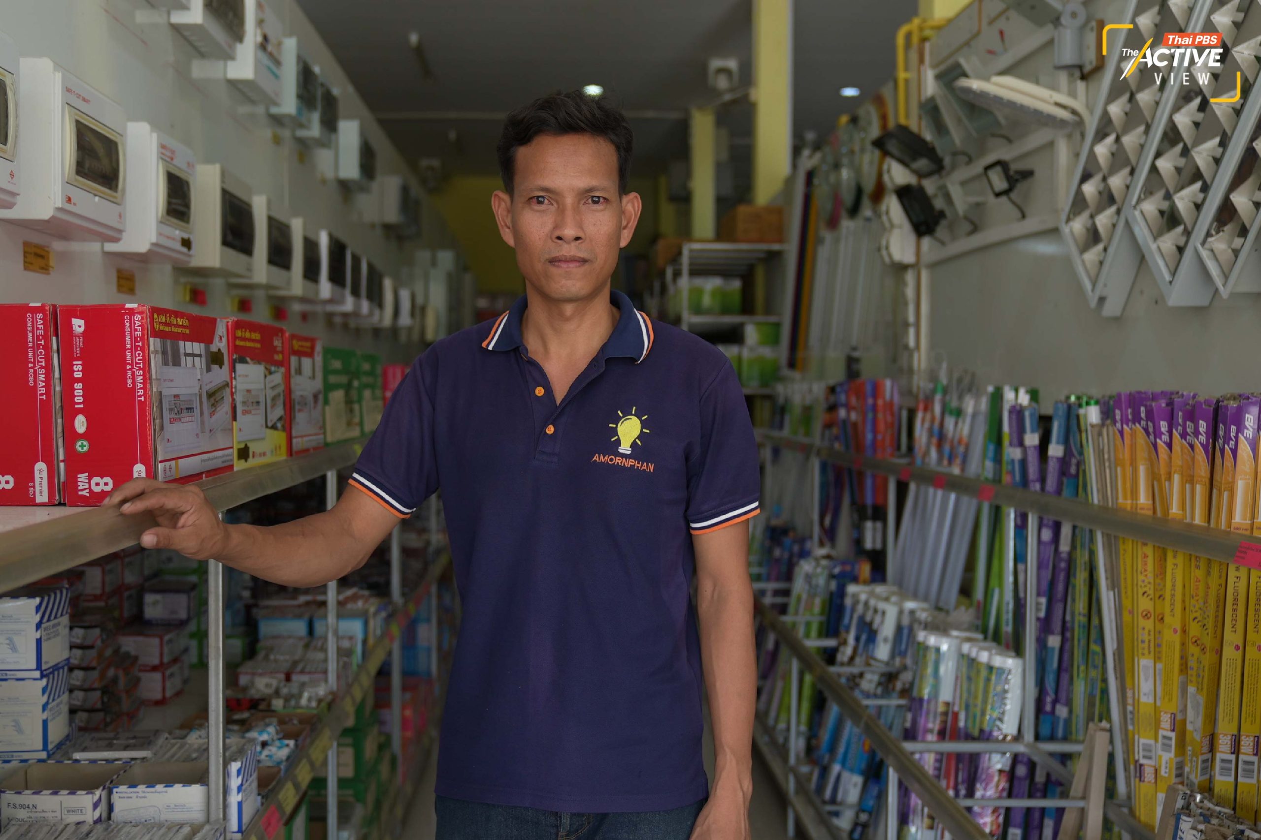 “วิโรจน์ ร่วมทวี” พนักงานร้านอุปกรณ์ไฟฟ้า ยังคงต้องเฝ้าร้านที่ไร้เงาลูกค้า จากเดิมที่เคยขายได้วันละ 20,000-30,000 บาท แต่หลังเหตุปะทะริมชายแดนไทย-กัมพูชา บางวันขายได้ไม่ถึง 1,000 บาท... เขายอมรับว่า ผู้คนยังไม่กล้าใช้เงินไปกับการต่อเติม ซ่อมแซมบ้าน ต้องกอดเงินไว้เผื่อสถานการณ์ฉุกเฉิน เพราะยังมีคำสั่งให้เตรียมพร้อมอพยพ ผลที่ตามมาตอนนี้ทางร้านจำเป็นต้องเลิกจ้างพนักงานบางส่วนจนกว่าสถานการณ์จะเป็นปกติ...“ปกติของรัฐ กับปกติของชาวบ้านไม่เหมือนกัน คนอยู่ติดชายแดน เขาระแวงเพราะทหารสองฝั่งยังประจันหน้ากันอยู่ แต่ถามว่ากังวลไหม เราอยากให้มันจบ ๆ ชีวิตจะได้กลับมาปกติจริง ๆ เสียที”