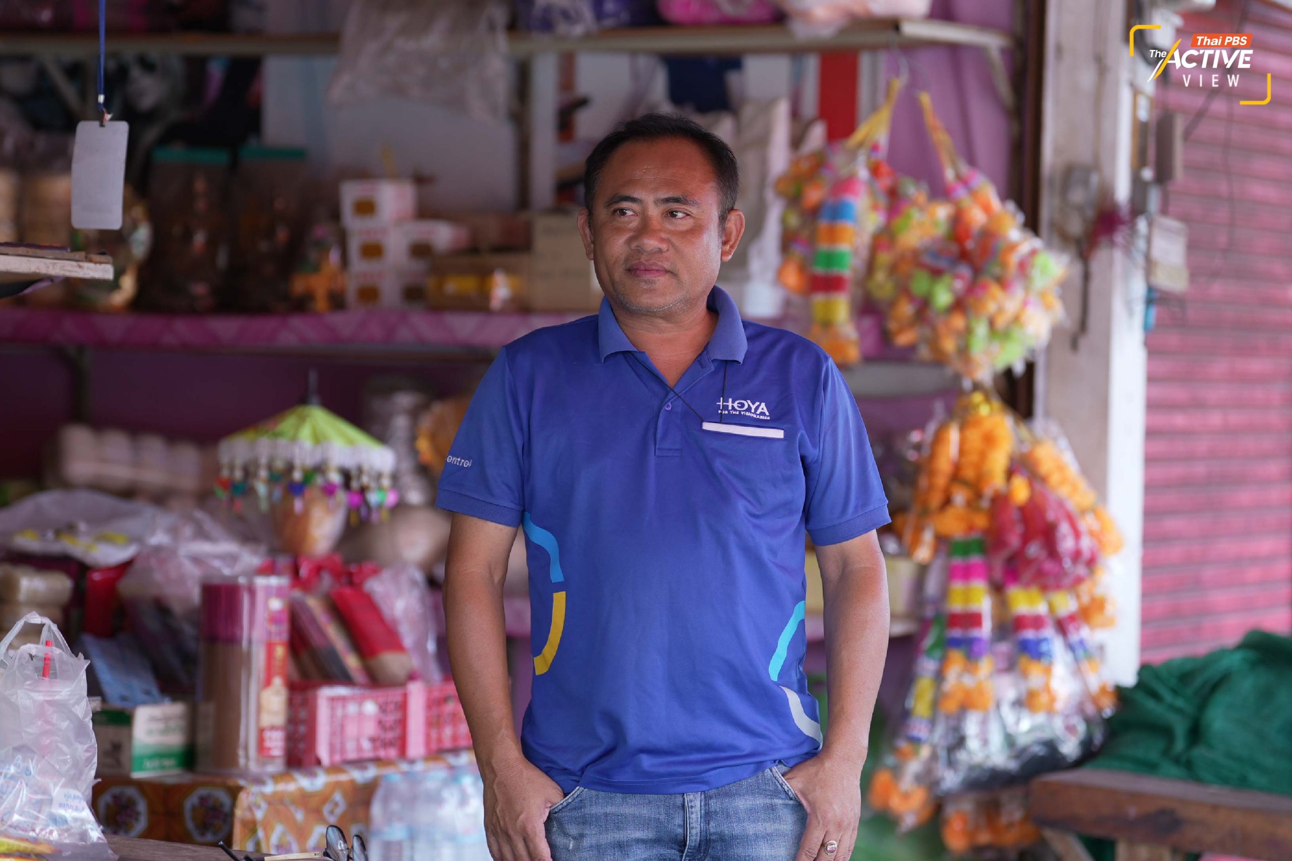 ในช่วงวันออกพรรษาที่ผ่านมา “นิติพัฒน์ เกตสุขสรรค์“ เจ้าของร้านขายเครื่องสังฆทาน เล่าว่า ปกติชาวบ้านที่นี่นิยมไปวัดทำบุญ แต่หลังเหตุปะทะ ธูปเทียน เครื่องสังฆทาน ขายแทบไม่ได้ เช่นเดียวกับร้านแว่นตาที่บรรยากาศเงียบเหงา รายได้ทั้ง 2 ร้านรวมกันยังไม่ถึง 1,000 บาท หรือหายไปเกือบ 80% นิติพัฒน์ จึงขอลดเงินเดือนลูกจ้างรวม 5 คน เพราะยังไม่เห็นความหวังที่สถานการณ์จะกลับมาเป็นปกติในเร็ววันนี้... “เปิดร้านมา 18 ปี นี่คือช่วงที่แย่ที่สุด สมัยปะทะกันปี 2554 ตอนนั้นจบเร็ว ชาวบ้านกลับมาทำมาหากิน แต่รอบนี้ชาวบ้านไม่เชื่อว่ามันจะจบง่าย เพราะรัฐบาลยังไม่ชัดเจน ทหารก็ตรึงกำลังอย่างเดียว”