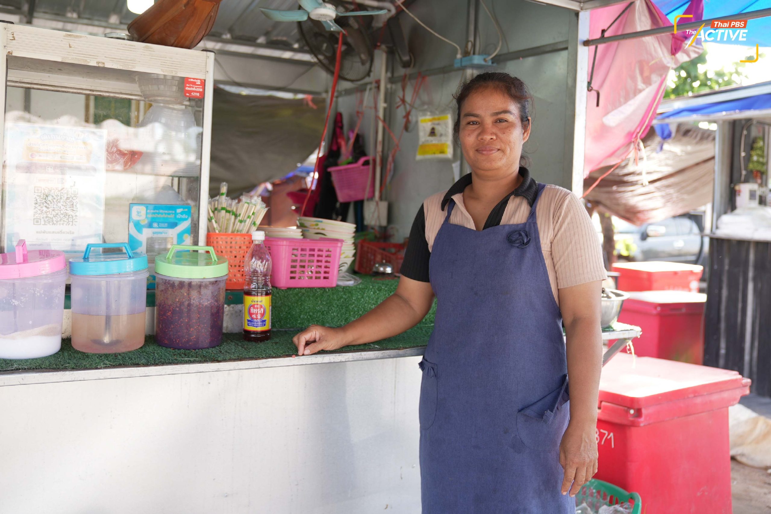 ”ปาณิศา ทองทัพ” แม่ค้าร้านก๋วยเตี๋ยวเรือ ภายในตลาดชุมชนบ้านกาบเชิง เป็นอีกคนที่สะท้อนถึงความไม่ปกติในพื้นที่ ทุกวันนี้เธอไม่กล้าตุนวัตถุดิบเนื่องจากการอพยพครั้งที่ผ่านมาร้านค้าของเธอได้รับความเสียหาย ประกอบกับกำลังซื้อของผู้บริโภคไม่เหมือนช่วงก่อนที่จะมีการปะทะกัน รวมถึงความรู้สึกหวาดระแวงว่าจะเกิดเหตุซ้ำ...“ตอนนี้เราขายไปก็พร้อมจะวิ่งทุกครั้ง บางทีขายอยู่มีเสียงฟ้าร้องก็เหมือนเสียงระเบิดเราก็กลัว ยิ่งวันไหนมีข่าวว่าทหารบาดเจ็บ ช่วงนั้นคนจะเงียบทั้งตลาดเลย”