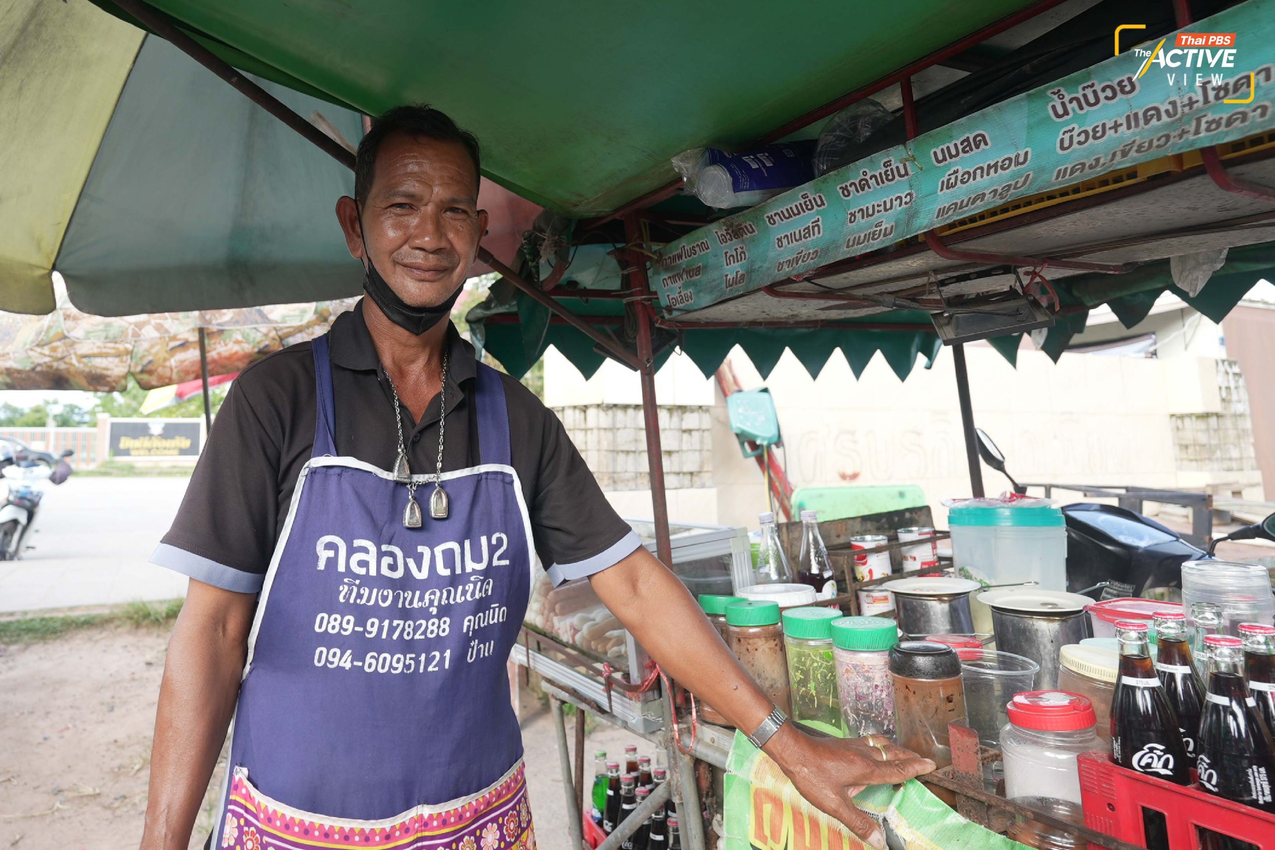 “บุญชาติ กระแสเทพ” พ่อค้ารถน้ำชง เป็นหนึ่งในชาวบ้านที่ตัดสินใจไม่อพยพช่วงที่มีการปะทะชายแดนรอบที่ 2 เพราะเป็นห่วงทรัพย์สิน และวัวควายที่เลี้ยงไว้ แม้สถานการณ์จะไม่รุนแรงเหมือนช่วงที่มีการปะทะกันใหม่ ๆ แต่รายได้หลักจากการตระเวณขายน้ำชงก็ลดลงอย่างเห็นได้ชัด จึงอยากให้ภาครัฐมีความชัดเจน ไม่ว่าทางการทหาร หรือเจรจาทางการฑูต
“ถ้าเจรจาแล้วจบมันก็ดี แต่ถ้าไม่จบเราจะทำยังไงให้คนมีความเชื่อมั่น อย่างการล้อมรั้วไม่ให้ฝั่งกัมพูชาเข้ามาจนถึงตอนนี้ก็ยังไม่เสร็จ ชาวบ้านก็กลัว คนค้าขายก็กลัว จะทำยังให้มันจบ ๆ”