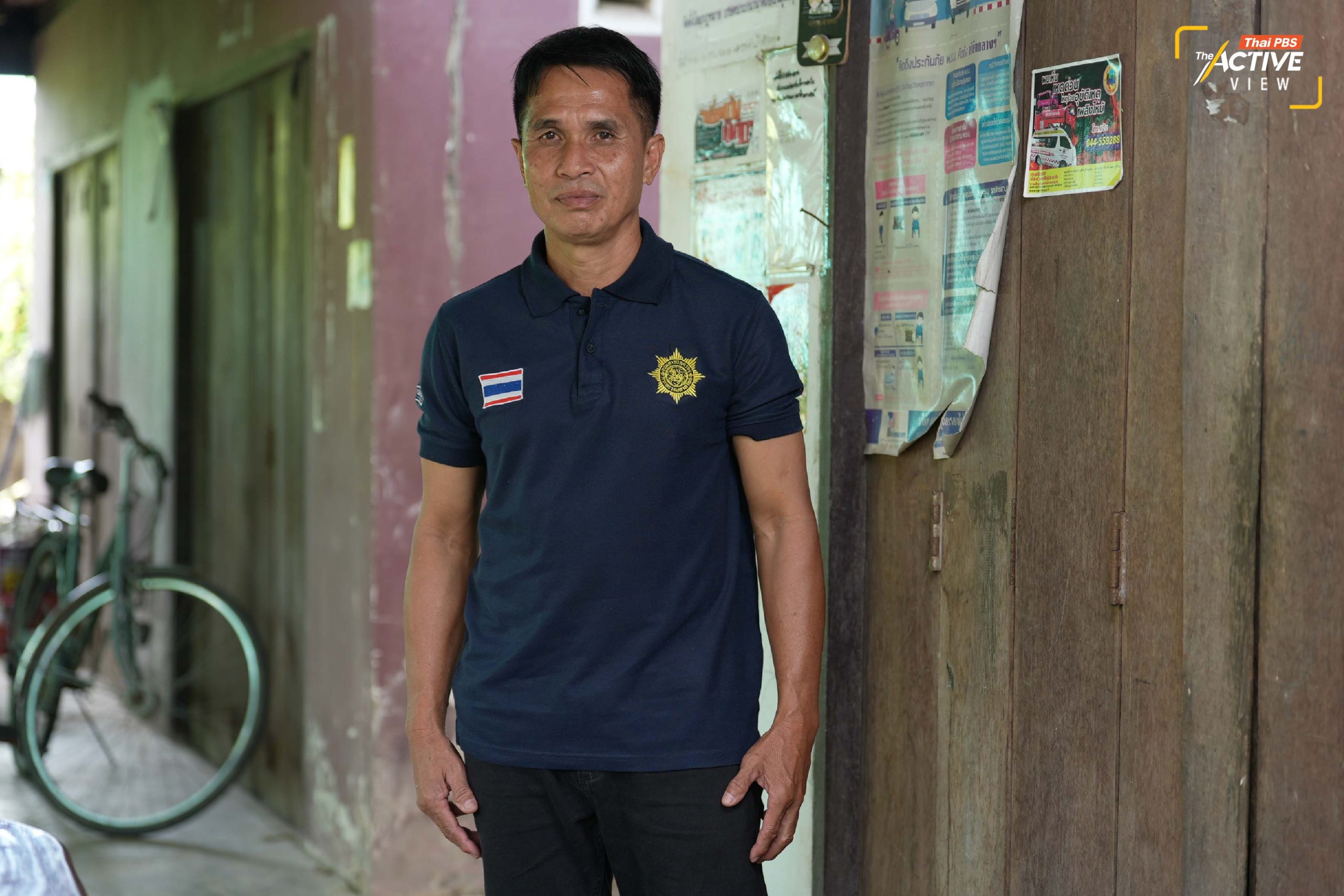 “เชาวนะ มะลิมาตย์” ผู้ใหญ่บ้าน หมู่ที่ 17 ต.กาบเชิง อ.กาบเชิง จ.สุรินทร์ พา The Active สำรวจรอบหมู่บ้าน พร้อมอธิบายว่า บรรยากาศของเมืองต่างจากเดิมที่ผู้คนพลุกพล่าน มีการสัญจรเข้าไปในตัวเมือง พี่น้องชาวกัมพูชาที่เข้ามาถูกต้องตามกฎหมายจับจ่ายใช้สอยซื้อสินค้า หรือรักษาพยาบาลในพื้นที่ตัวอำเภอ หรือรถขนสินค้าจากไทยออกไปค้าขายที่กัมพูชา...สภาพวันนี้จึงถือว่าไม่ปกติ หากเป็นแบบนี้ต่อไปกังวลว่า รายได้ ปัญหาปากท้อง สภาพจิตใจของคนในพื้นที่ลดลงอย่างแน่นอน...“ผมเป็นห่วงเรื่องของสภาพจิตใจด้วย เราอยู่ด้วยความหวาดระแวงว่าเหตุการณ์จะเกิดขึ้นซ้ำสองไหม สืบเนื่องจากการรับรู้ข่าวสารจากโลกโซเชียล หรือสื่อภาครัฐ เอกชนทำให้ชาวบ้านค่อนข้างระมัดระวังตัว โดยเฉพาะเมื่อมีรายได้เงินส่วนมากก็จะกันไว้เผื่อเหตุการณ์ถ้ามีการอพยพ จะได้ใช้เงินส่วนนี้ในการอยู่ในศูนย์พักพิง บ้านญาติ หรือเช่าโรงแรมอยู่”