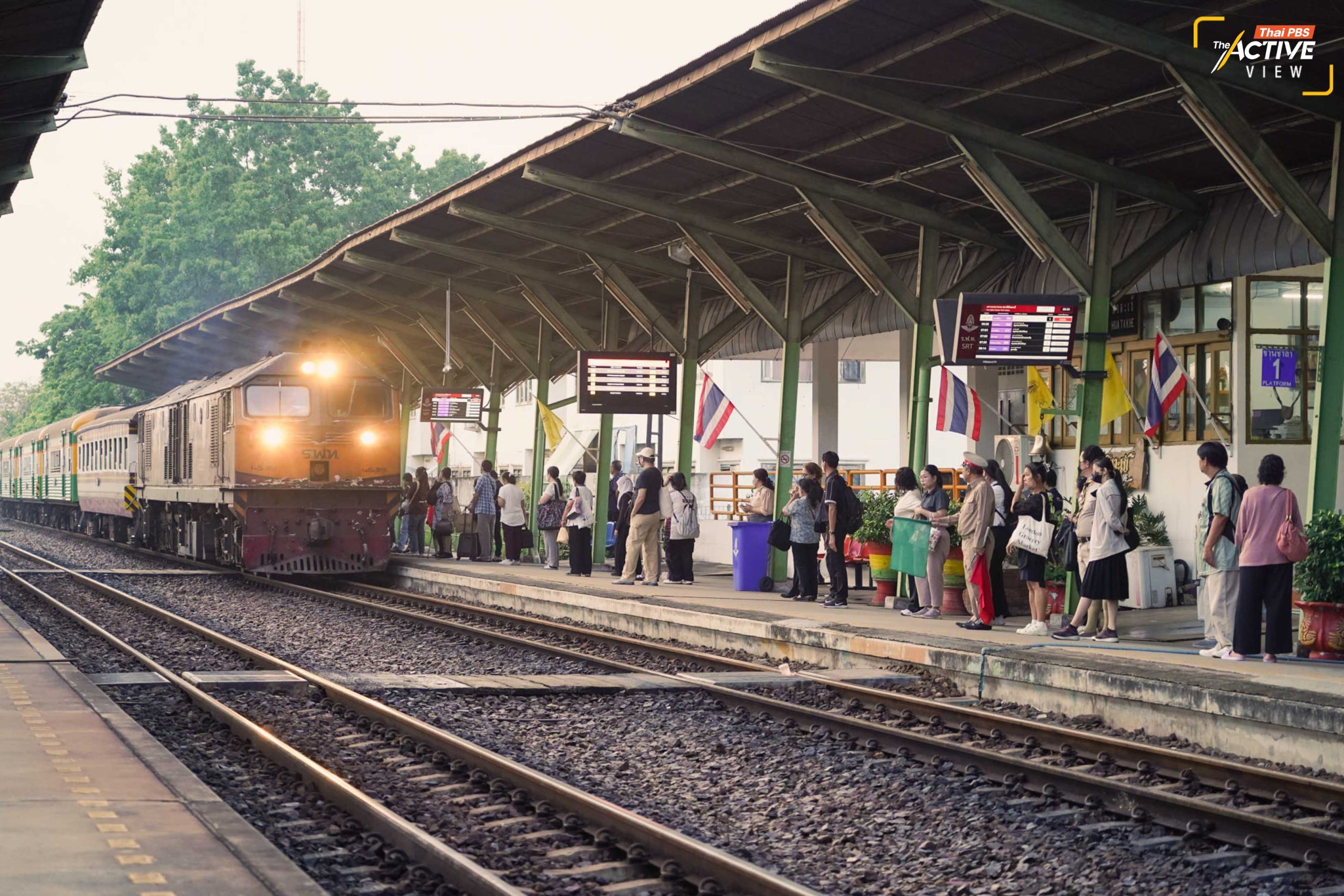 6 โมงตรง เสียงประกาศจากสถานีย้ำเตือนว่า ขบวนรถจากฉะเชิงเทราเที่ยวแรก ได้เข้าเทียบยังชานชาลาที่หัวตะเข้เรียบร้อยแล้ว ผู้คนที่มารอการโดยสารรีบขึ้นไปจับจองที่นั่ง ซึ่งขบวนนี้ผู้ใช้บริการค่อนข้างบางตา อาจเป็นเพราะยังเช้า