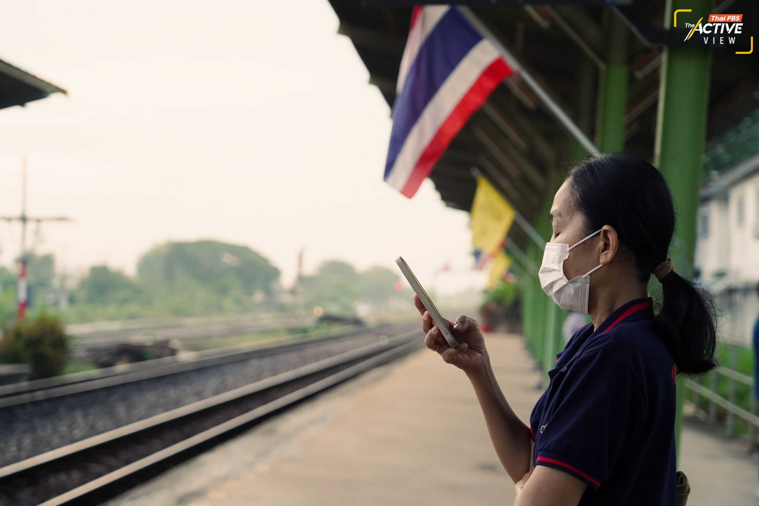 "พี่โบ้ย" มารอที่ชานชาลาเป็นคนแรก ๆ เพื่อนั่งรถไฟจากหัวตะเข้ไปทำงานที่ ซ.สุขุมวิท 71 ด้วยค่าตั๋วแค่ 4 บาทต่อเที่ยว สำหรับเธอรถไฟจึงเป็นขนส่งสาธารณะที่ประหยัดที่สุด เป็นที่พึ่งการเดินทางในยามวิกฤตค่าครองชีพได้เป็นอย่างดี