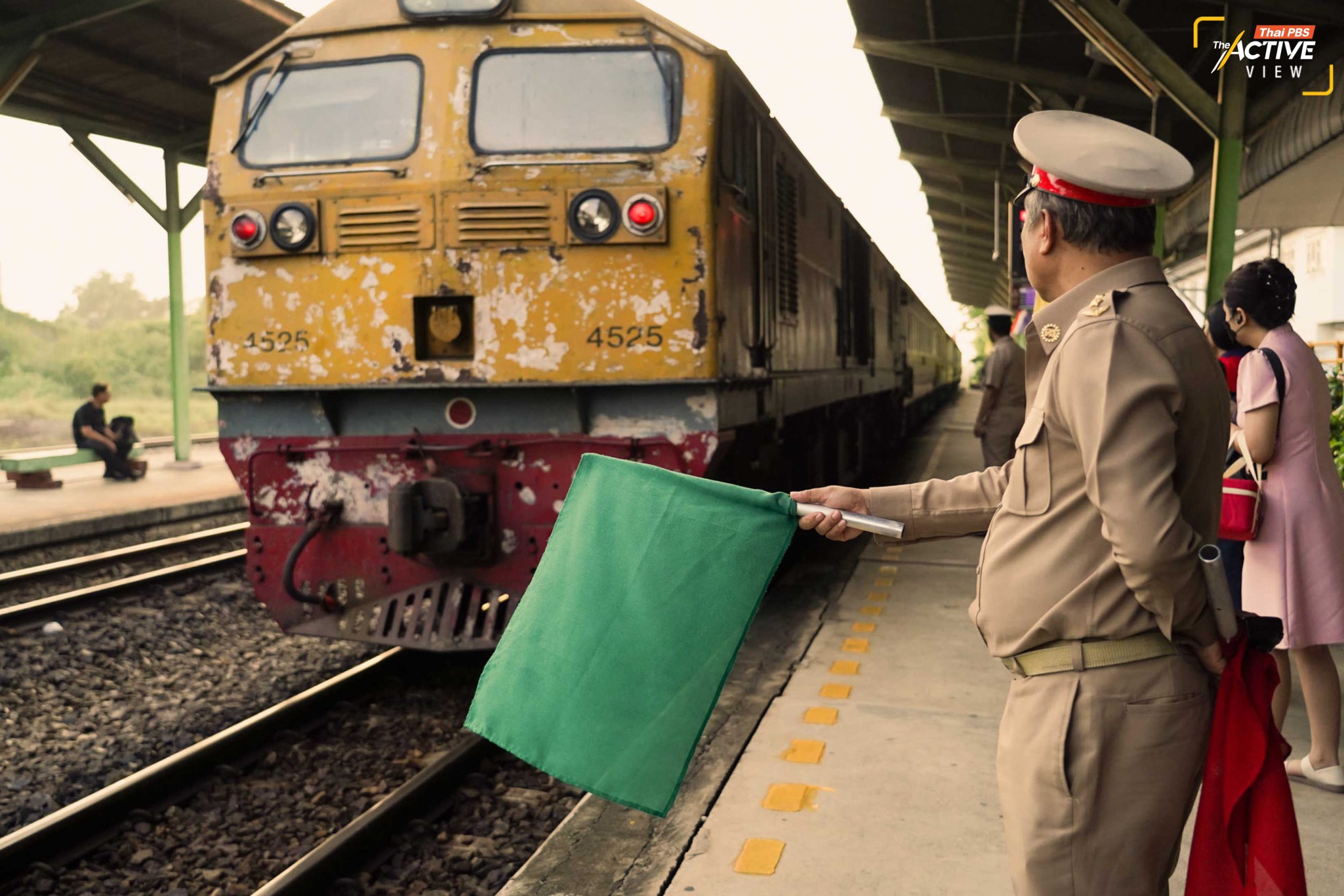 ห่างกันประมาณ 20 กว่านาที รถไฟขบวนที่ 2 ของวันนี้ก็เข้าเทียบยังชานชาลา ดูเหมือนผู้คนเริ่มหนาตามากขึ้น