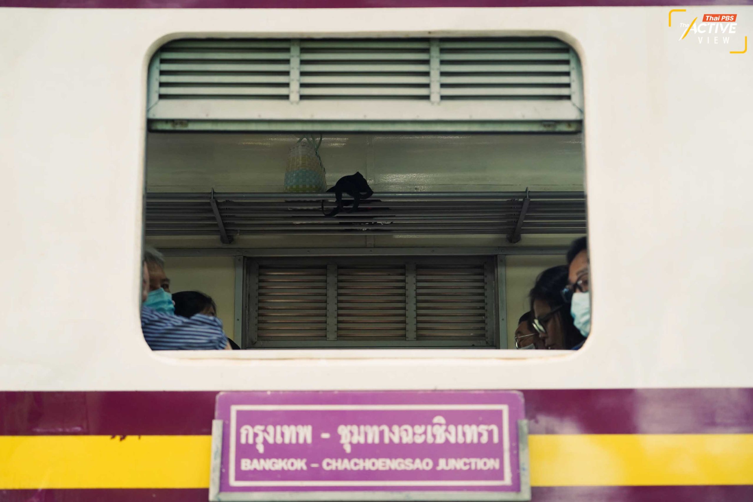 ตั้งแต่คันแรกจนถึงคันสุดท้าย ที่นั่งส่วนใหญ่ถูกจับจอง แต่ตลอดเส้นทางก็จะมีผู้โดยสารขึ้น-ลงสับเปลี่ยนกันไป ด้วยระทางที่ไม่ไกลมากนัก และบรรยากาศยามเช้าที่ยังไม่ร้อนมาก ทำให้การเดินทางเช้านี้เป็นไปด้วยดี