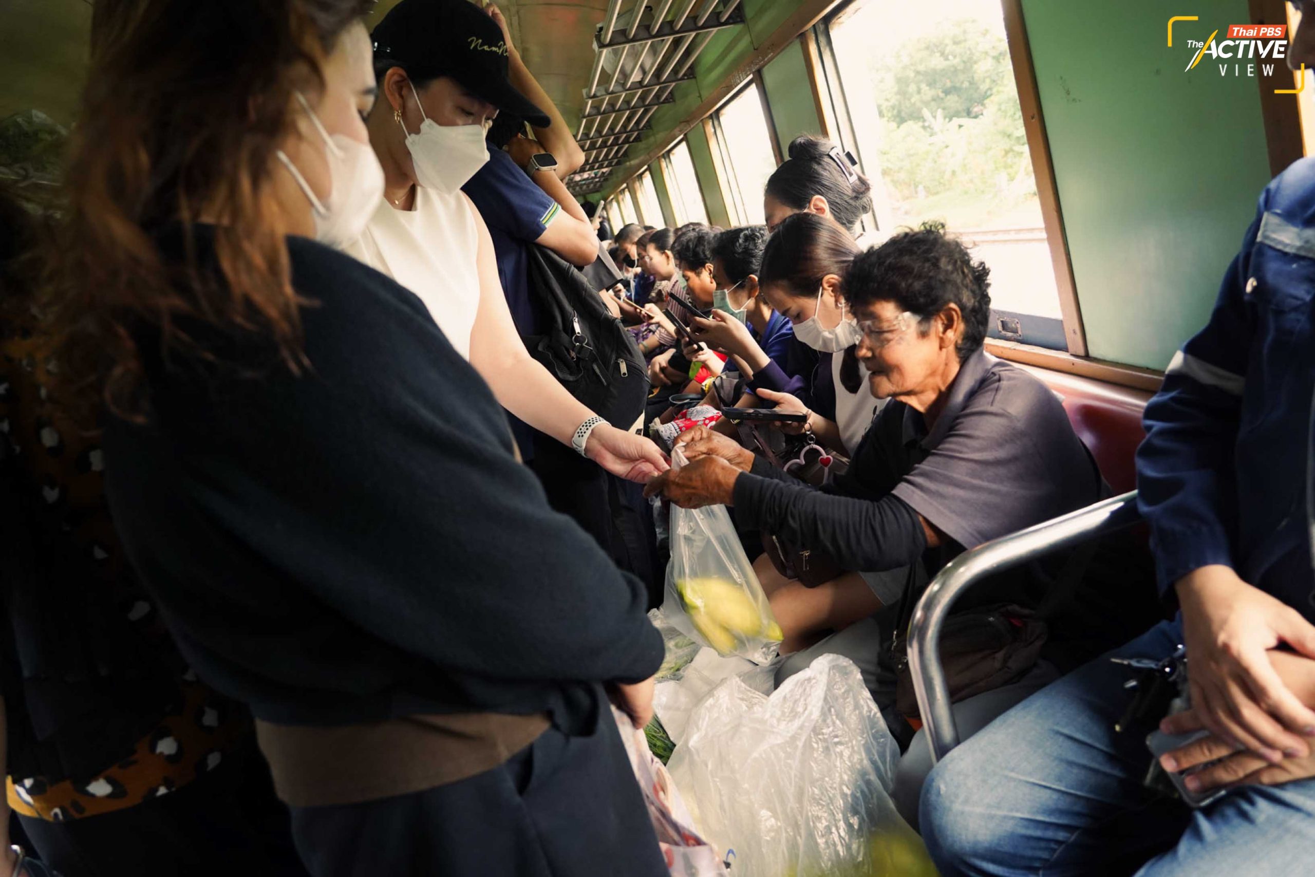 "ยายสายหยุด" วัย 77 ปี เป็นหนึ่งในผู้โดยสารที่ใช้บริการรถไฟมาจนไม่อยากนับว่ากี่ปีมาแล้ว ยายหอบหิ้วข้าวโพดต้ม และข้าวหลามมาจากบ้านที่บางน้ำเปรี้ยว เตรียมเอาไปขายที่ตลาดมักกะสัน ซึ่งแน่นอนในขบวนก็มีลูกค้าอุดหนุนตลอดทาง