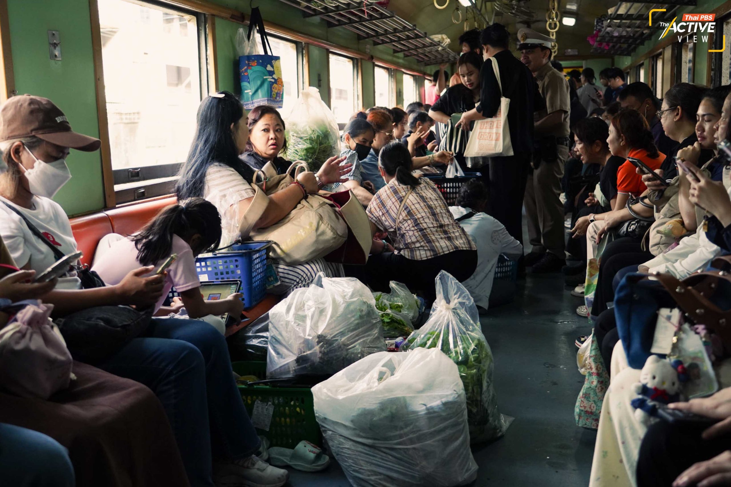 ห่างจากขบวนแรกประมาณ 1 ชั่วโมง รถไฟขบวนที่ 3 ของเช้าวันนี้จากสถานีต้นทาง จ.ปราจีนบุรี ก็ตามมาถึง ขบวนนี้คนแน่น และนอกจากคนทำงาน นักเรียนนักศึกษา บริเวณคันท้าย ๆ ยังมีพ่อค้า แม่ค้า หอบหิ้วของไปขายในเมืองอีกด้วย