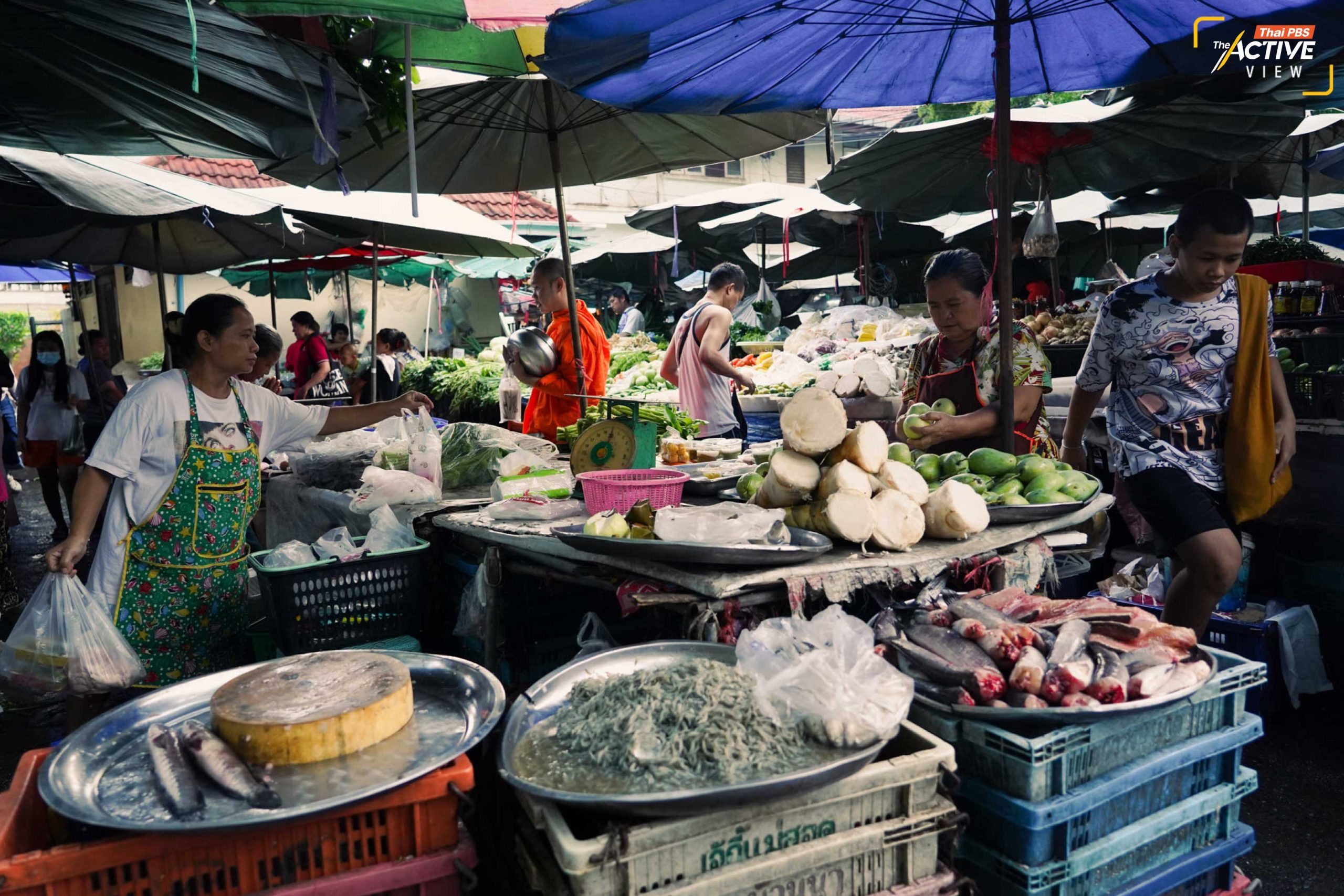"ตลาดมักกะสัน" จึงกลายเป็นจุดหมายปลายทางของผู้ค้าที่สะดวก และมาได้ง่าย ๆ แค่มาด้วยรถไฟ เดินอีกไม่กี่ก้าวก็สามารถมีพื้นที่ขายของได้แล้ว
