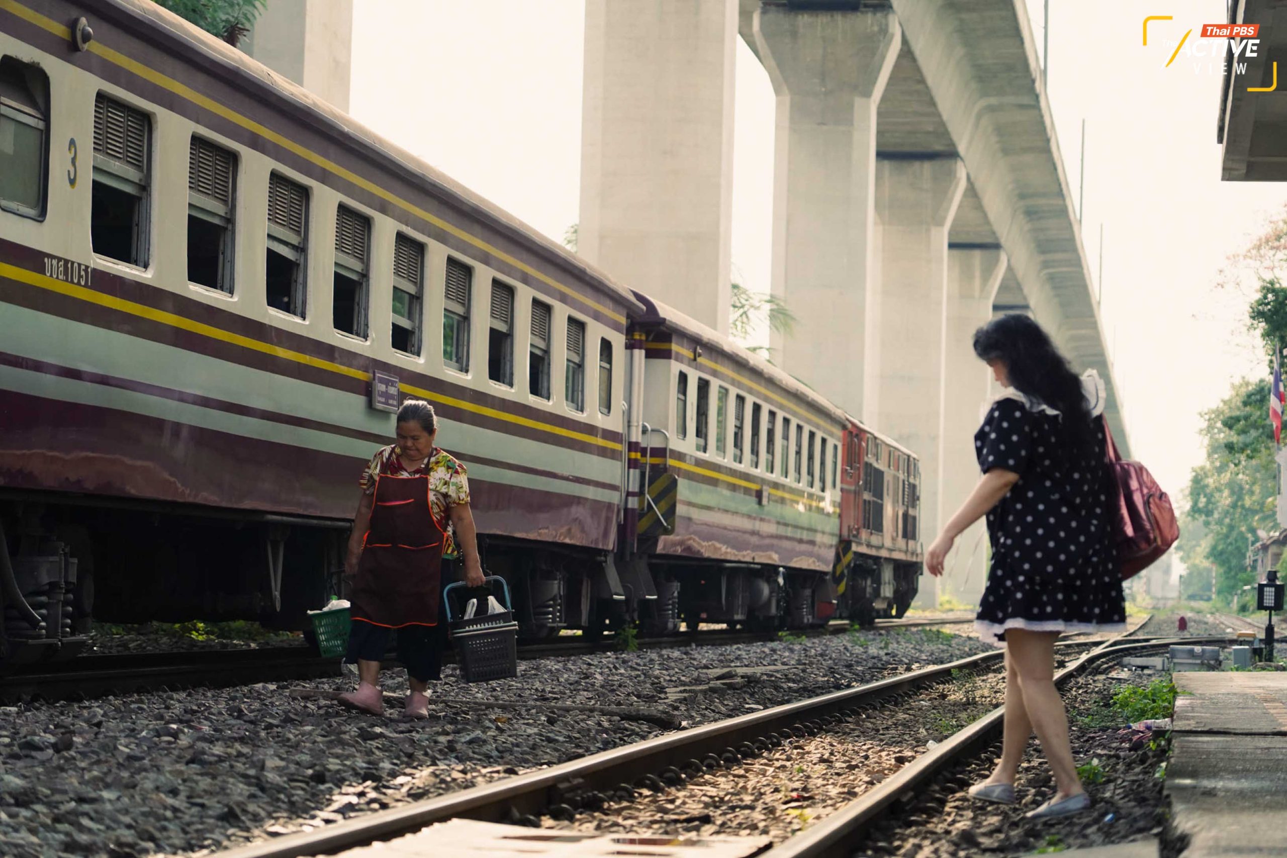 ผู้ใช้บริการรถไฟชานเมือง บอกเป็นเสียงเดียวกัน ว่าขอให้รัฐบาลพิจารณาอย่างถี่ถ้วนก่อนกำหนดมาตรการอะไรที่จะกระทบการเดินทางของประชาชน โดยไม่อยากให้มองการแก้ปัญหาเรื่องอุบัติเหตุจุดตัดทางข้ามรถไฟที่ปลายเหตุ แต่อยากให้แก้ที่ระบบ การกวดขันวินัยจราจร การบังคับใช้กฎหมายให้เข้มงวด จะเป็นทางออกที่ดีมากกว่า