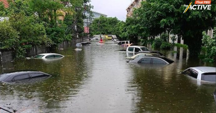 4,000 ครัวเรือนแฟลตคลองจั่น ยังสาหัส น้ำ-ไฟ ถูกตัด ระดับน้ำท่วมสูง 1 เมตร