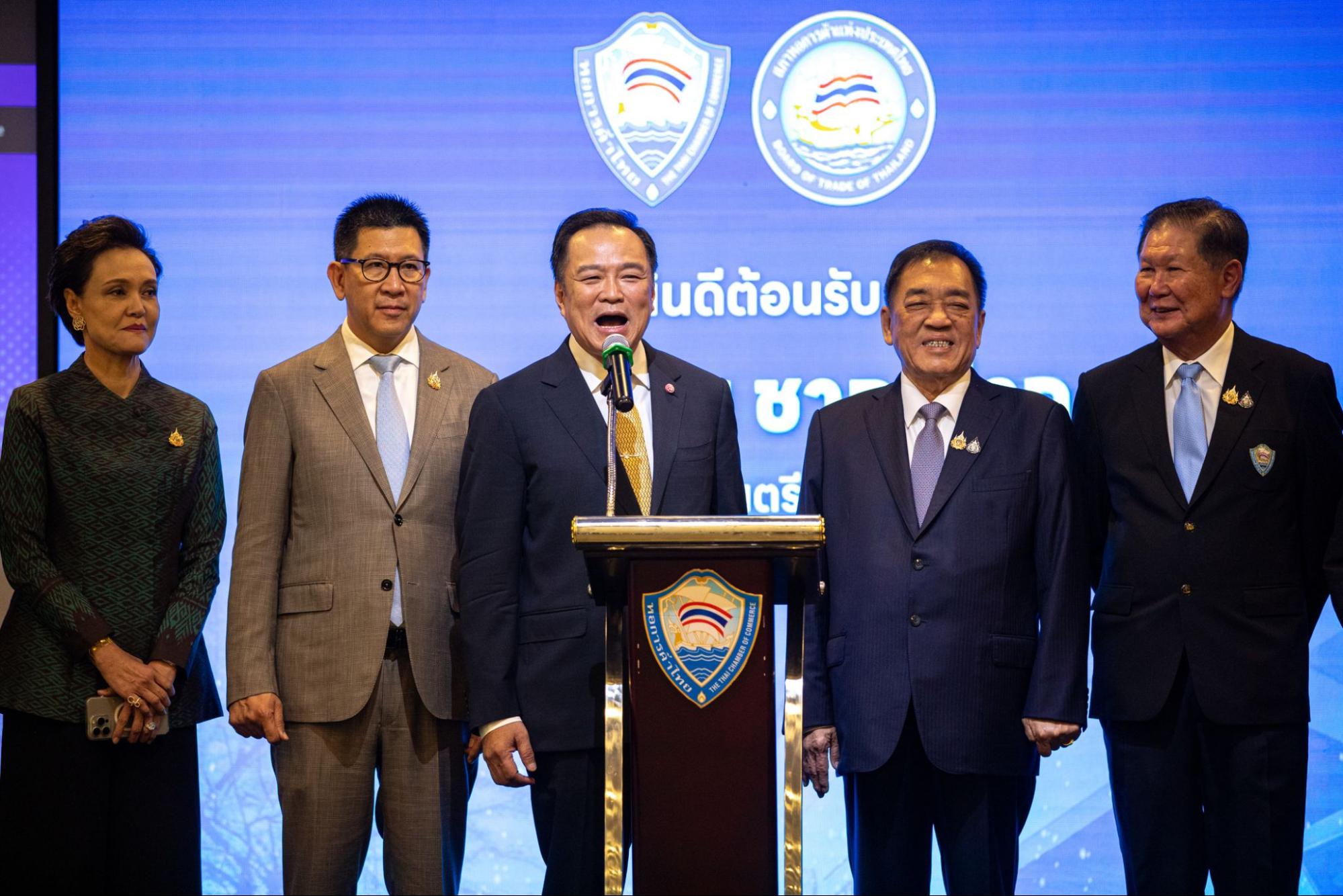 นายอนุทิน ชาญวีรกูล นายกรัฐมนตรีและคณะรัฐมนตรี ในการประชุมหารือแนวทางการขับเคลื่อนเศรษฐกิจ กับสภาอุตสาหกรรมแห่งประเทศไทย 