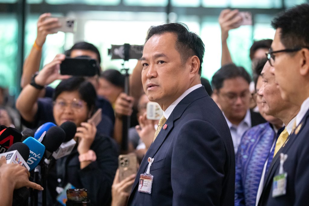 นาย อนุทิน ชาญวีรกูล นายกรัฐมนตรี