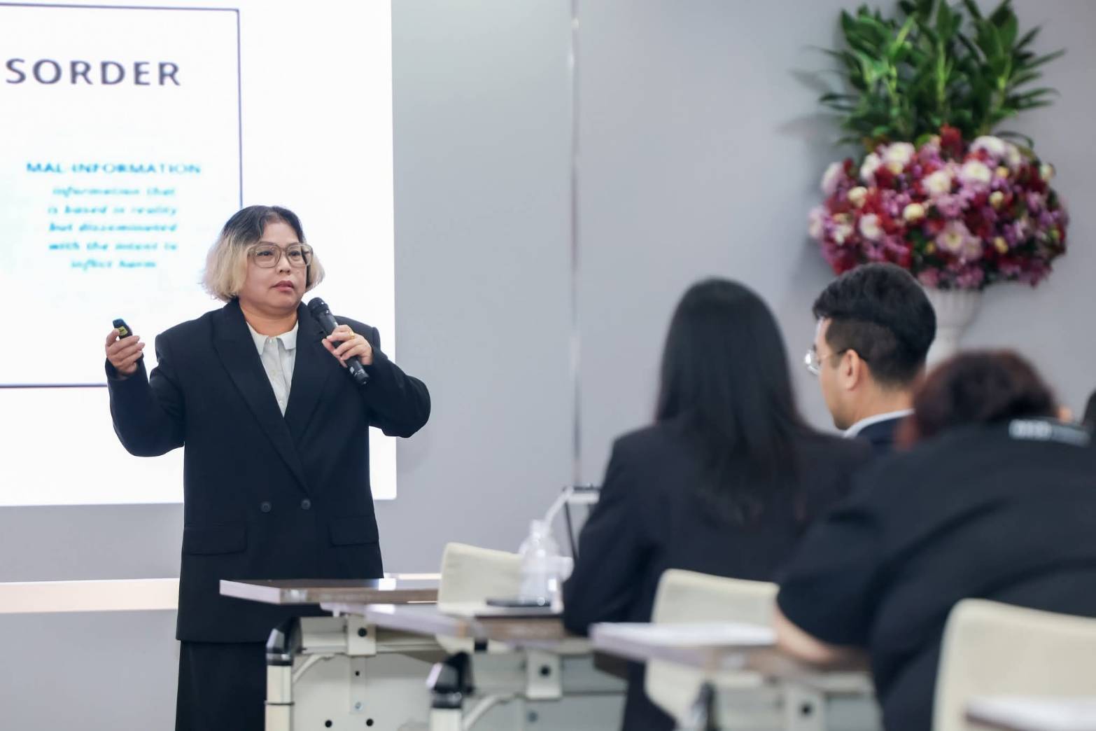 รศ. ดร.วิไลวรรณ จงวิไลเกษม คณะวารสารศาสตร์และสื่อสารมวลชน มหาวิทยาลัยธรรมศาสตร์