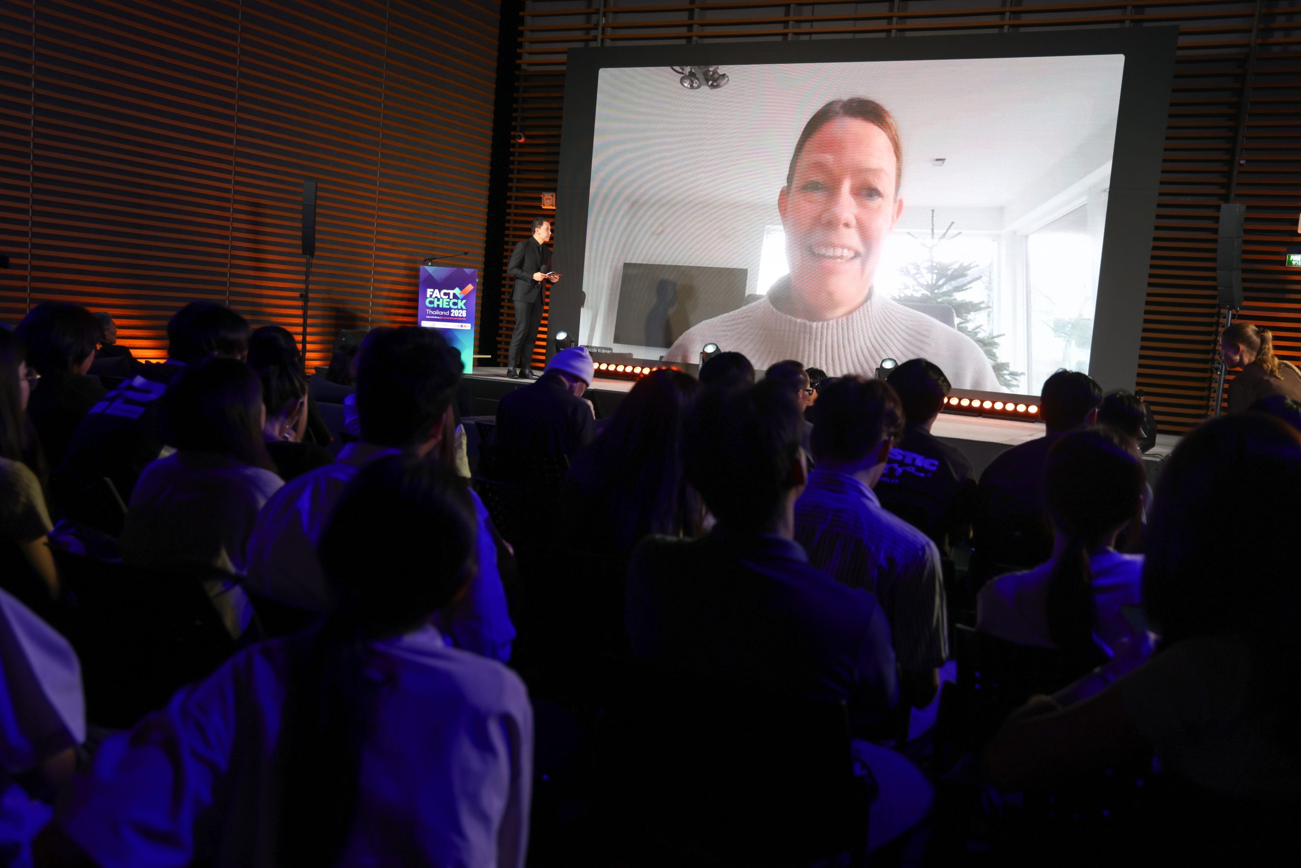 ศาสตราจารย์ นิโคล เครเมอร์ (Prof. Dr. Nicole Krämer) ศาสตราจารย์ด้านจิตวิทยาสังคม สื่อ และการสื่อสาร จากมหาวิทยาลัย Duisburg-Essen ประเทศเยอรมนี 