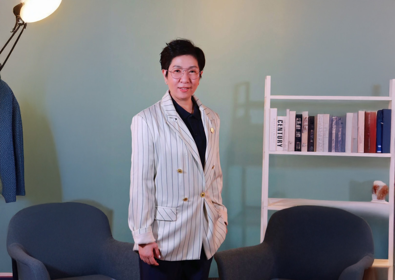 ผศ. ดร.ประพีร์ อภิชาติสกล อาจารย์ประจำหลักสูตรนิติศาสตรบัณฑิต คณะสังคมศาสตร์ มหาวิทยาลัยศรีนครินทรวิโรฒ