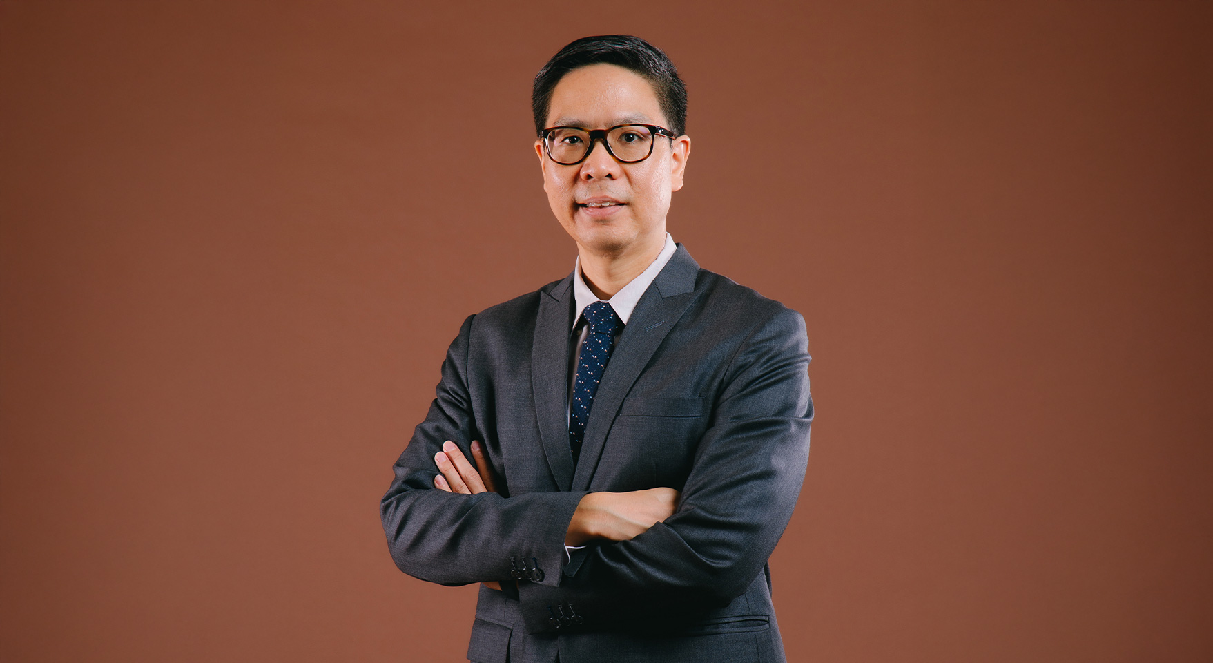 ศ. ดร.อธิภัทร มุทิตาเจริญ ผู้อำนวยการศูนย์วิจัยเศรษฐศาสตร์ และผู้อำนวยการศูนย์ขับเคลื่อนความรับผิดชอบทางการคลัง จุฬาลงกรณ์มหาวิทยาลัย