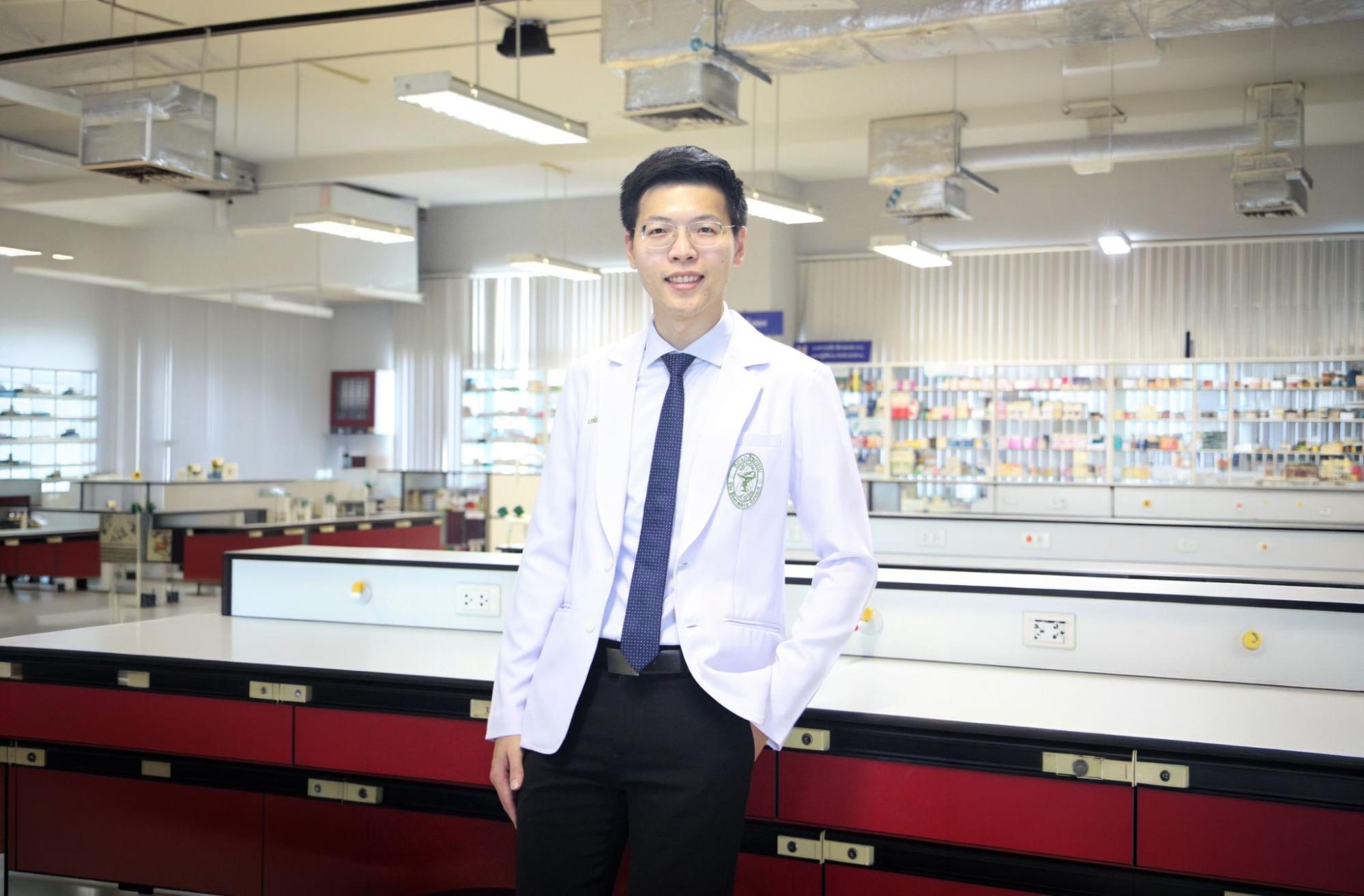 อาจารย์ เภสัชกรพงศ์ศิริ กุลชนะวิเชียร อาจารย์ประจำวิทยาลัยเภสัชศาสตร์ มหาวิทยาลัยรังสิต