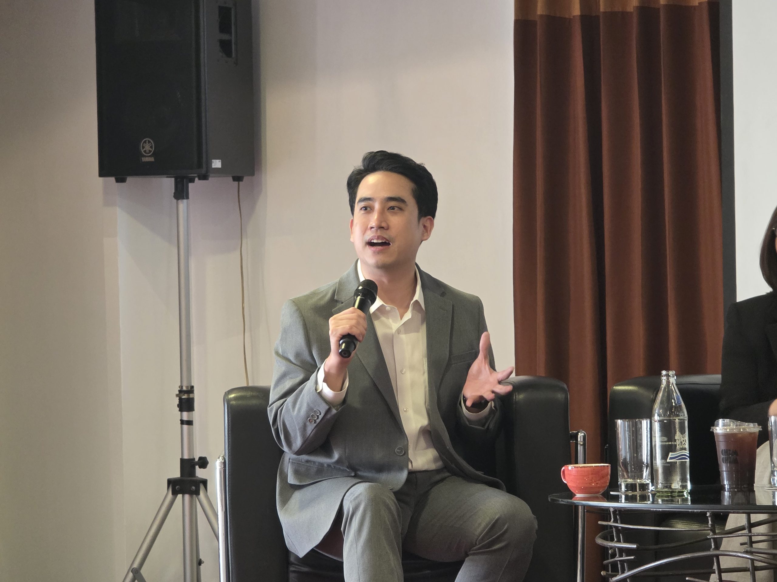 ผศ. ดร.เอกพล เธียรถาวร คณะวารสารศาสตร์และสื่อสารมวลชน มหาวิทยาลัยธรรมศาสตร์ 