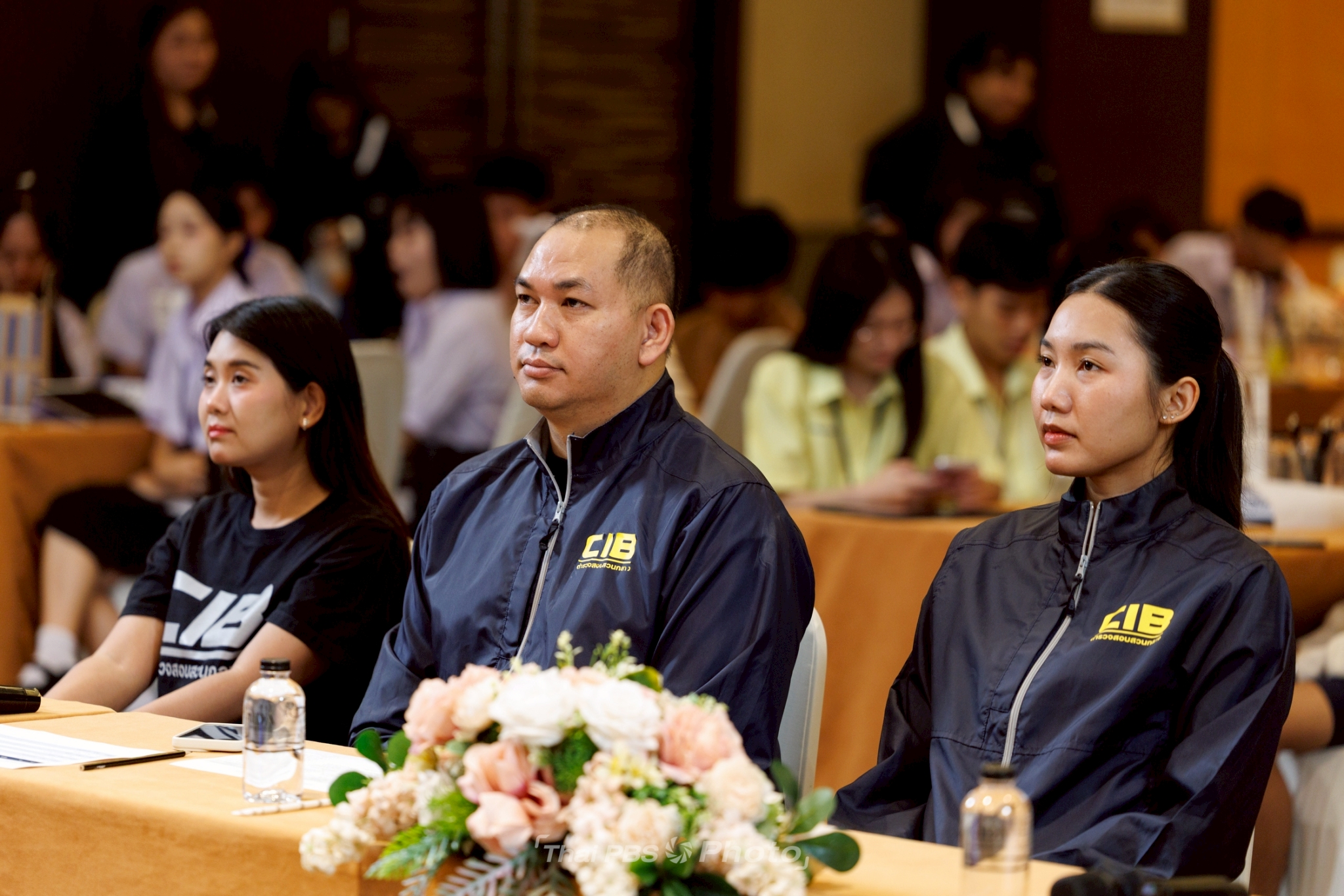 2) พ.ต.ต.อธิบดี ฉิมพลี ประจำ (สบ2) บก.อก.บช.ก. (CIB) 3) ร.ต.อ.หญิง กานต์สินี สิทธิโชติพงศ์ รอง สว.ฝส.สท.ปรก.กก.2 บก.ปอท. (CIB) 4) พ.ต.ต.หญิง กนกวรรณ รามด้วง สว.กก.2 บก.ปอท. (CIB)