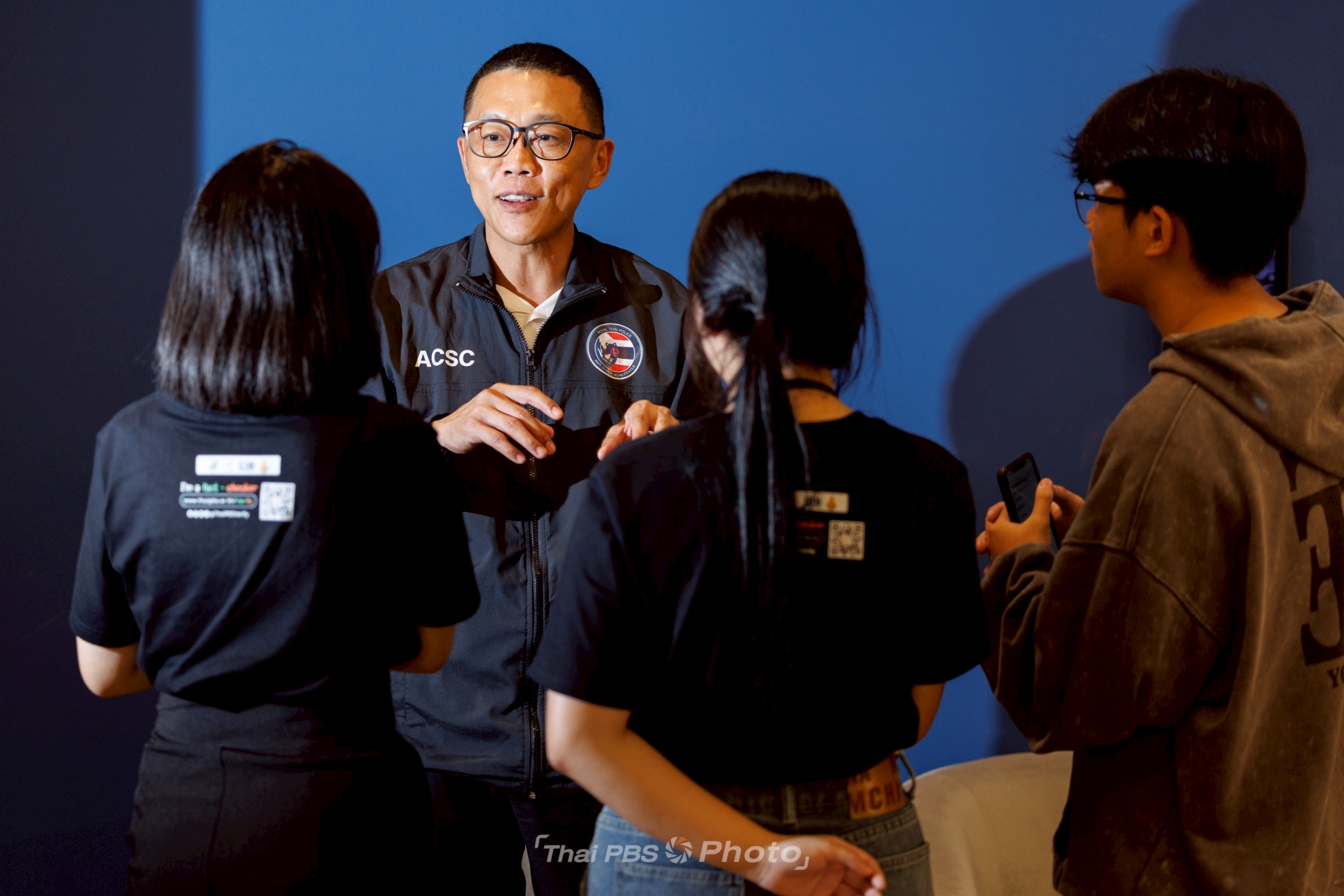 🔍 เปิดโลก “Thai PBS Verify Camp 2026” เยาวชนเรียนรู้สู้ภัยข่าวปลอม ถึงกองบัญชาการตำรวจสอบสวนกลาง (CIB)
รายการโดยคุณธีรเดช พาไปรู้จักโครงการ Thai PBS Verify ที่เปิดพื้นที่ให้เยาวชนจาก 4 ภาค ได้เรียนรู้การตรวจสอบ “ข่าวลวง-ข่าวปลอม” เพื่อรู้เท่าทันภัยออนไลน์ในยุคดิจิทัล
📍 วันที่ 3 ของค่ายฯ
ผู้สื่อข่าวภาคสนาม “อภิญญา” รายงานจาก CIB ซึ่งเปิดโอกาสให้เยาวชนกว่า 32 ทีม เข้าเยี่ยมชมและเรียนรู้การทำงานจริงของเจ้าหน้าที่
💬 เรียนรู้จากเคสจริง
เวทีเสวนารวมผู้เสียหายจาก
แอปลงทุนปลอม
แก๊งคอลเซ็นเตอร์
การหลอกลวงออนไลน์ซ้ำซ้อน
ร่วมแชร์ประสบการณ์ตรง เพื่อสร้างภูมิคุ้มกันให้เยาวชนไม่ตกเป็นเหยื่อ
👮♂️ เปิดห้องปฏิบัติการจริง
เยาวชนได้เห็นการทำงานของ
ศูนย์วิเคราะห์อาชญากรรมแบบ Real-time (RTCC)
หน่วยพิสูจน์หลักฐานทางอิเล็กทรอนิกส์ (Forensics)
พร้อมเรียนรู้แนวโน้ม “ภัยไซเบอร์” ที่ใกล้ตัวมากกว่าที่คิด
🎤 เสียงจากเยาวชน
หนึ่งในผู้เข้าร่วมเผยว่า ได้เรียนรู้วิธีรับมือ “มิจฉาชีพออนไลน์” โดยเฉพาะการแฝงตัวมาในรูปแบบจ้างรีวิวสินค้า ทำให้รู้วิธีตรวจสอบก่อนรับงาน และป้องกันการโดนโกง
🎯 เป้าหมายไม่ใช่แค่แข่งขัน
แม้จะมีการประกวดคลิปสั้น ชิงทุนการศึกษากว่า 48,000 บาท แต่สิ่งสำคัญคือการสร้าง “ภูมิคุ้มกันทางข้อมูล” ให้เยาวชน
เพราะในโลกที่ข่าวปลอมและ AI มาเร็ว“การรู้เท่าทัน” คือทักษะที่จำเป็นที่สุด
#ThaiPBSVerify #สถานีประชาชน #CIB #ThaiPBS #ThaiPBSVerifyYouthCamp2026 #ต้านภัยสแกมเมอร์