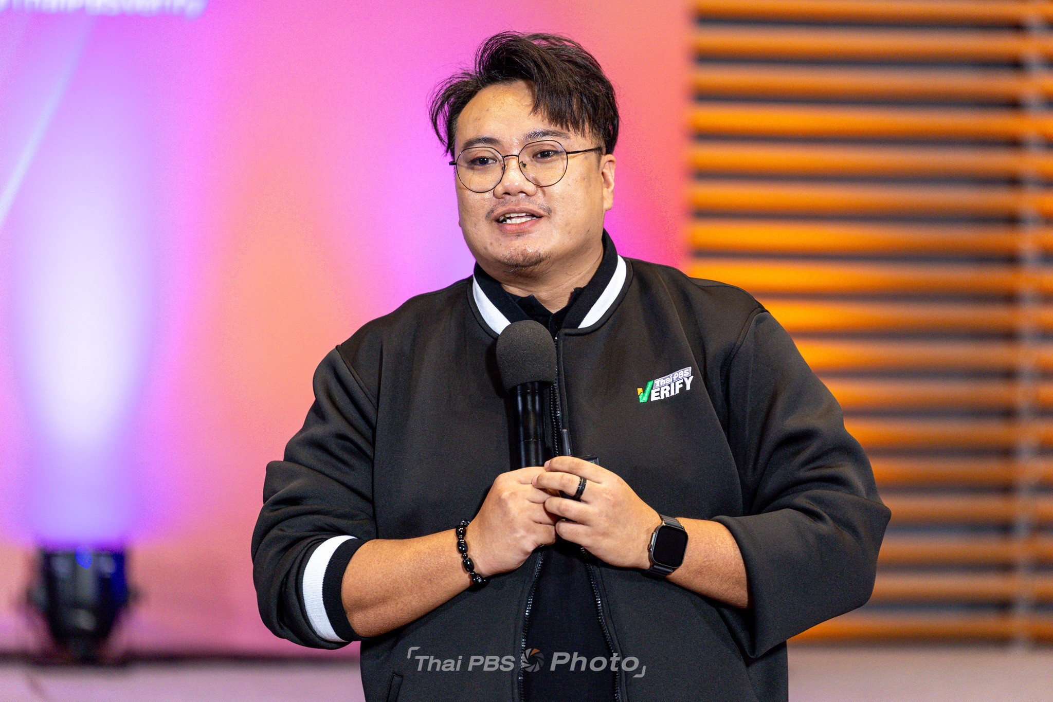 คุณสิปปกร ศรีศรุตวสนะ ผู้ดำเนินรายการ Back To Basic ไทยพีบีเอส 