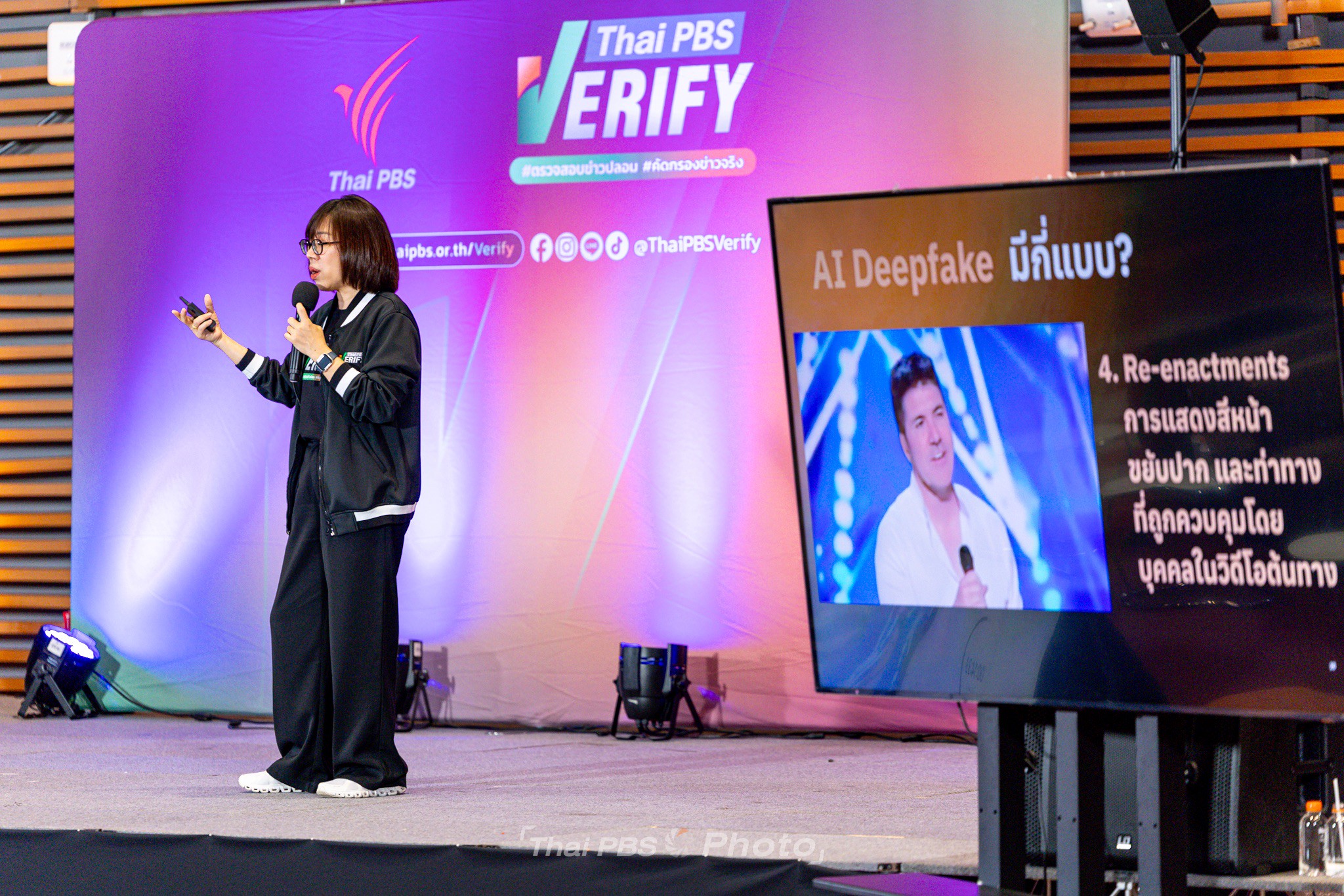 คุณกนกพร ประสิทธิ์ผล ผู้อำนวยการสำนักสื่อดิจิทัล ไทยพีบีเอส บรรยายในหัวข้อ “ผ่าภูมิทัศน์ข่าวปลอม... ต้องรู้อะไรให้รอดในยุค AI